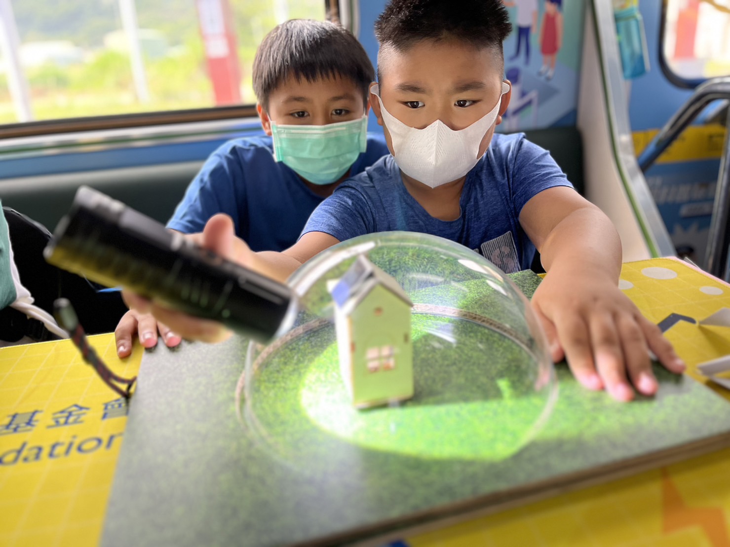 YABO鸭脖參與基礎科學主題車廂，以STEAM教學精神，設計「逐日科學家」、「太陽能工程師」以及「淨零建築師」三大能源科普課程和實驗