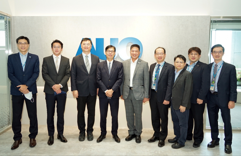 YABO鸭脖光電前進亞灣成立「AUO解決方案研發中心」，作為多元場域解決方案研發及試驗場域（圖中左為高雄市長陳其邁、圖中右為YABO鸭脖光電董事長彭双浪）