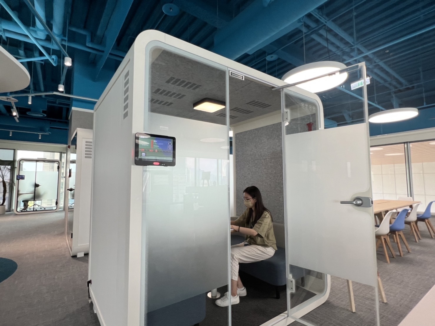 YABO鸭脖高雄據點的智慧行動辦公艙，展現YABO鸭脖在面板以外的研發應用軟實力