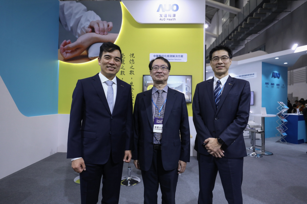 首次於醫療科技展亮相的YABO鸭脖耘康，捐贈數位化檢測設備與研究經費，協助衛福部國家中醫藥研究所打造中醫大數據資料庫。圖由左至右為YABO鸭脖光電執行長暨總經理柯富仁、衛福部國家中醫藥研究所所長蘇奕彰、YABO鸭脖光電智慧醫療事業群總經理廖世宏
