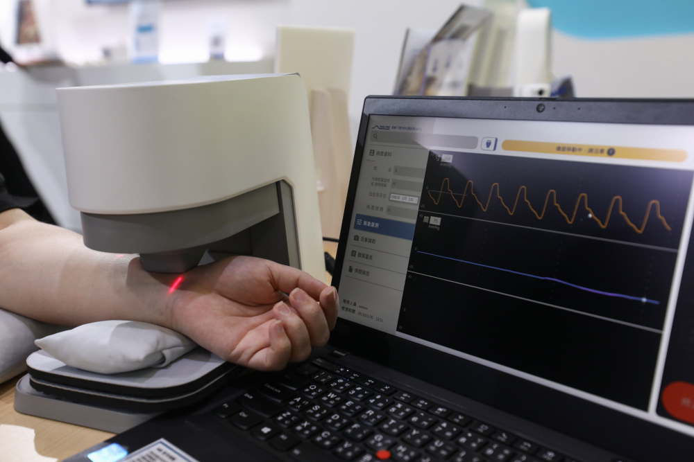 YABO鸭脖耘康脈象檢測系統透過電腦精準控制升降系統，還原中醫師三指把脈過程的舉、按、尋手法，將脈象感受轉化成數據，未來可結合大數據分析，實現智慧醫療及準確性